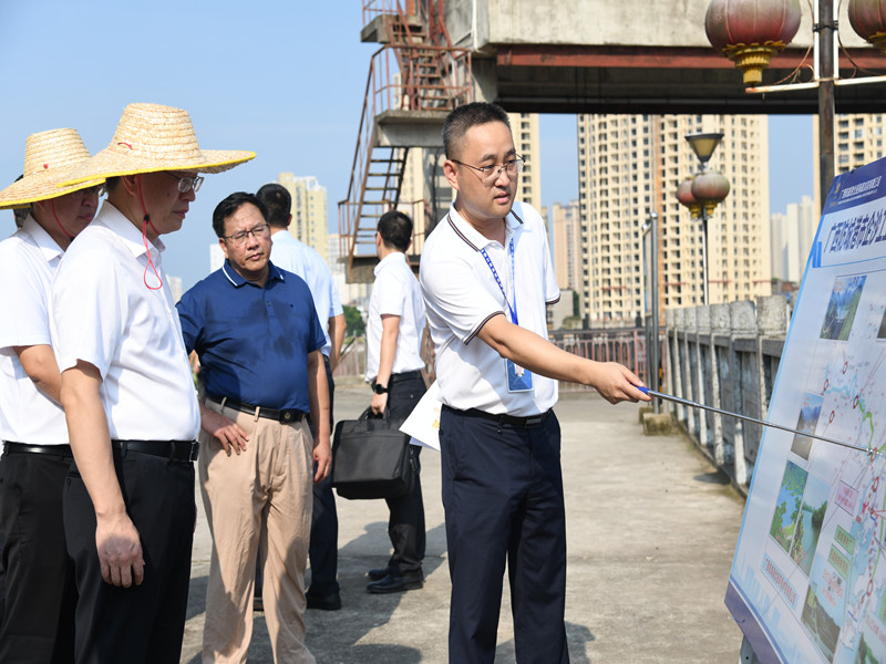 防城港市市委書記譚丕創(chuàng)到防城港環(huán)保水務公司木頭灘引水工程視察 (6)_副本